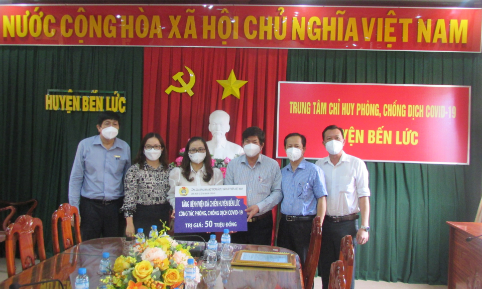Bến Lức: Tiếp nhận 50 triệu đồng ủng hộ chung tay phòng, chống COVID-19