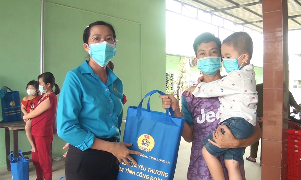“Trao sữa yêu thương-ấm tình công đoàn” tại huyện Đức Hòa