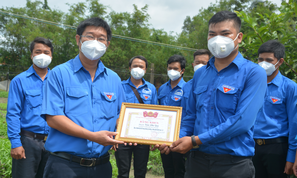 Cần Giuộc: Khen thưởng đột xuất cá nhân có thành tích xuất sắc trong công tác phòng, chống dịch COVID-19