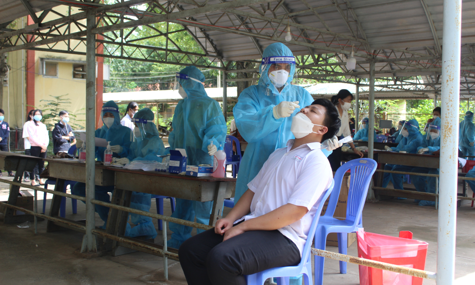 Đức Huệ: Lấy mẫu xét nghiệm SARS-CoV-2 cho giáo viên và học sinh trước thềm năm học mới