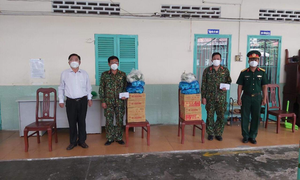 Thăm tặng quà và động viên cán bộ, chiến sĩ Bộ CHQS tỉnh tăng cường cho huyện Bến Lức