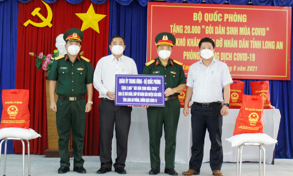 Bộ quốc phòng trao tặng 2.000 phần quà hỗ trợ người dân khó khăn tại Cần Đước