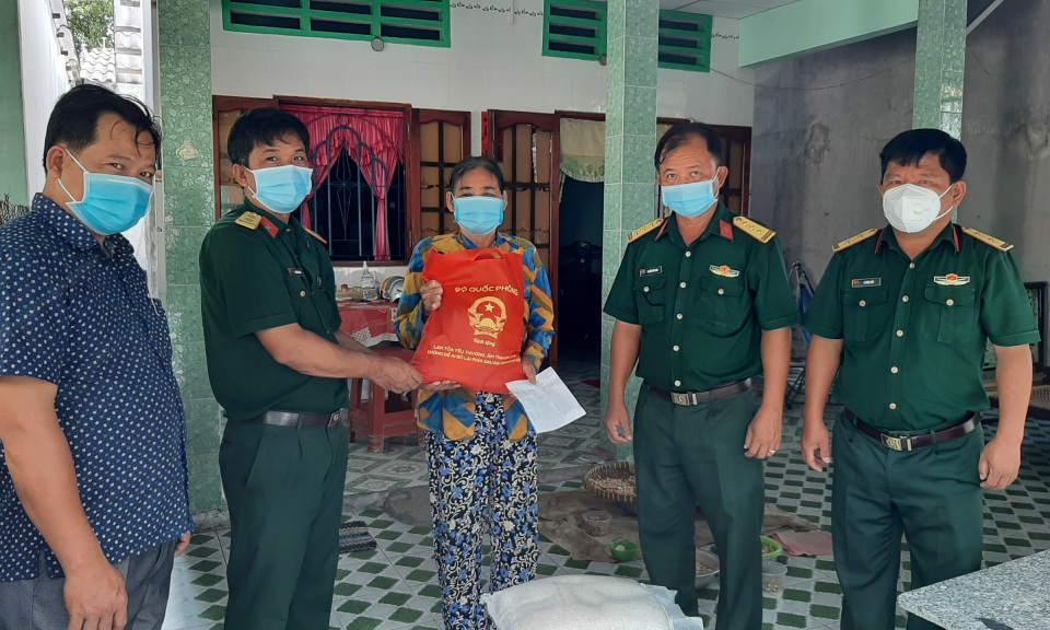 TP Tân An: Trao 200 phần quà cho người nghèo xã Lợi Bình Nhơn