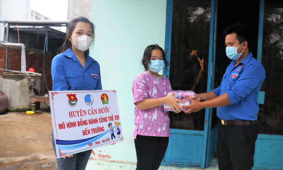 Cần Đước: Tặng 380 bộ sách giáo khoa từ chương trình “Đồng hành cùng trẻ em đến trường”