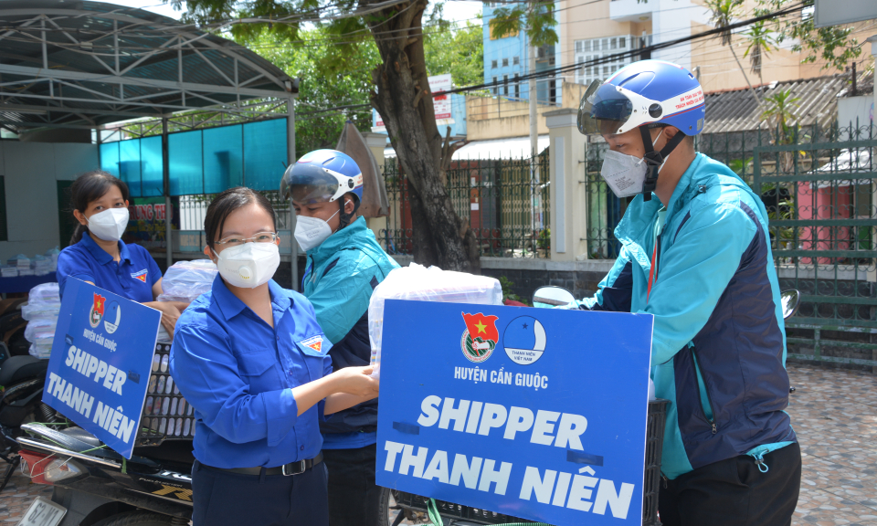 Cần Giuộc: Đội hình “Shipper thanh niên” hỗ trợ mua sách giáo khoa cho học sinh