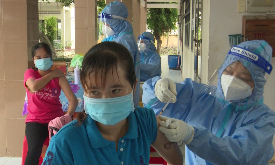 Tân Trụ: Trên 97% người dân từ 18 tuổi trở lên được tiêm vắc-xin phòng COVID-19