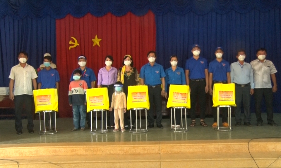Tỉnh đoàn Long An trao 830 túi an sinh cho người dân khó khăn do ảnh hưởng dịch COVID-19
