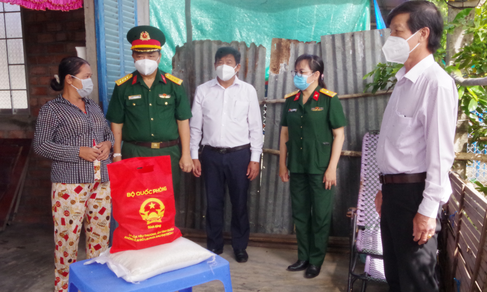 Bộ Quốc phòng tặng 20 ngàn phần quà từ chương trình &#8220;Gói dân sinh mùa COVID&#8221;