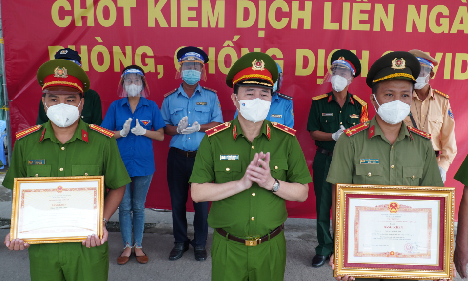 Thủ tướng Chính phủ tặng Bằng khen tập thể, cá nhân có thành tích xuất sắc trong công tác phòng, chống dịch COVID-19