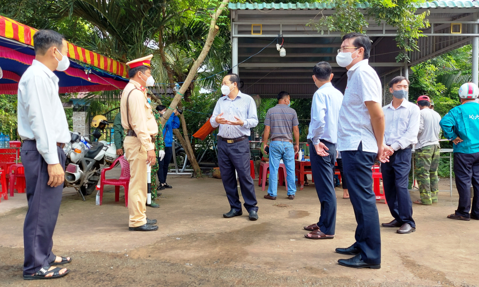 Phó Chủ tịch UBND tỉnh kiểm tra tình hình thực hiện Chỉ thị số 15 tại thị xã Kiến Tường