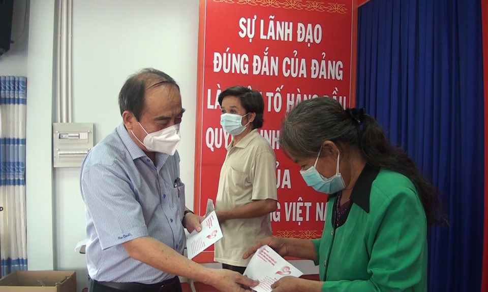 Đức Hòa, Đức Huệ : Tiếp nhận quà Đại đoàn kết tiếp sức đồng bào miền Nam