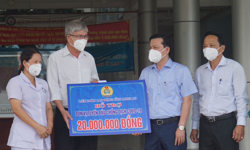 Phó Bí thư Thường trực Tỉnh ủy thăm, động viên và tặng quà các Bệnh viện dã chiến Bến Lức