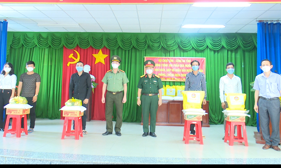 Đức Hòa: Trao tặng quà cho hộ nghèo, công nhân có hoàn cảnh khó khăn