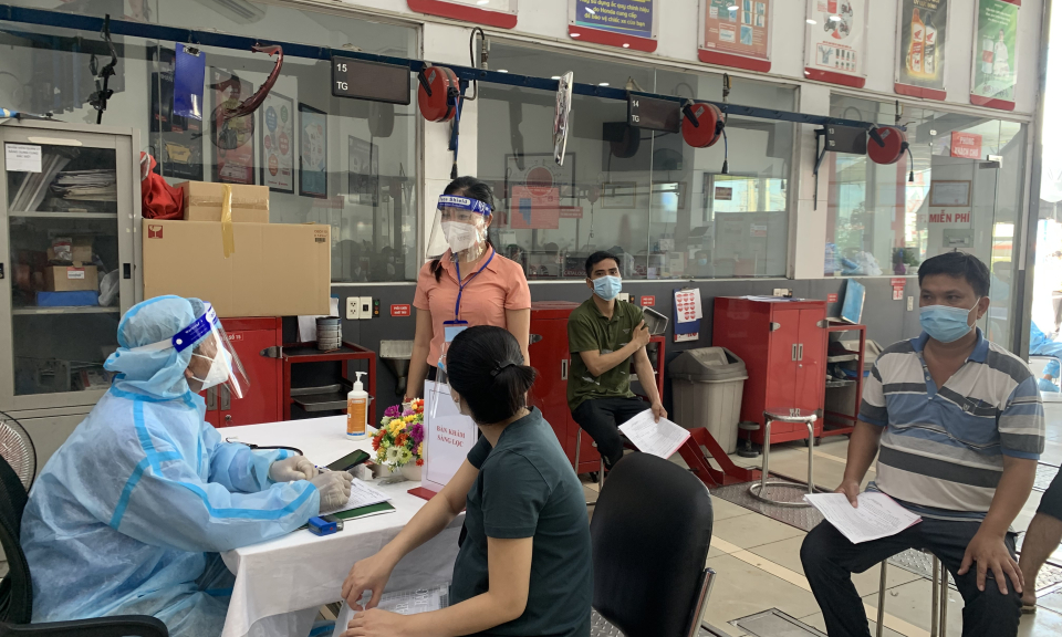 Bến Lức: Kiểm tra tiêm vắc-xin phòng COVID-19 cho người lao động