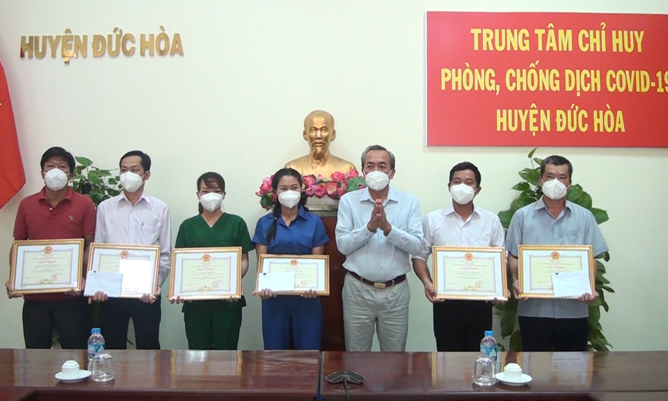 Đức Hòa: Khen thưởng 59 cá nhân hỗ trợ lấy mẫu xét nghiệm sàng lọc SARS -CoV- 2