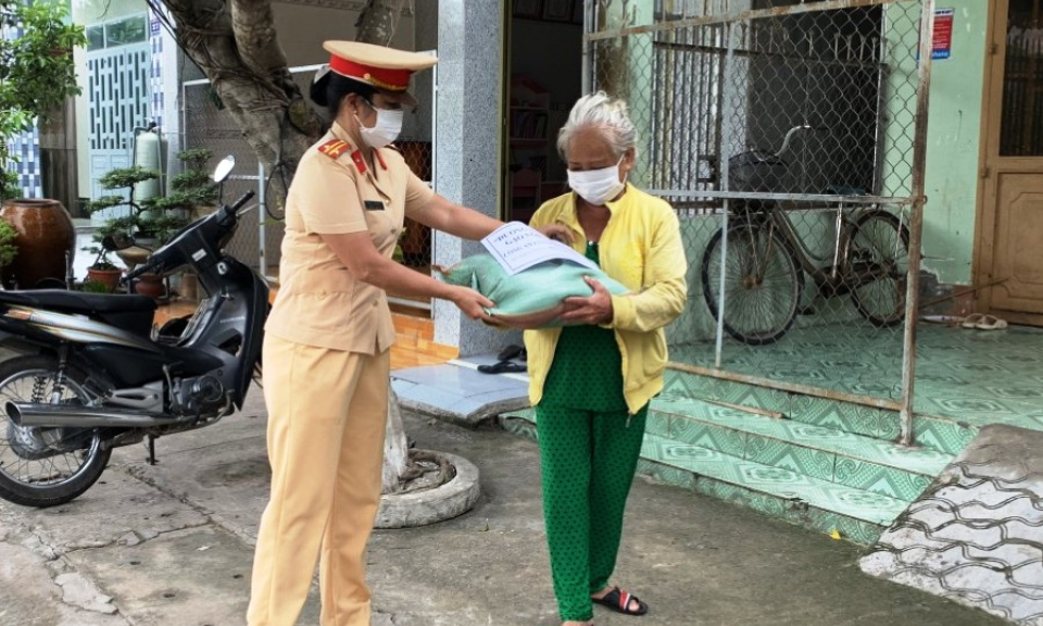 Công an Long An chung tay hỗ trợ người dân vượt qua khó khăn mùa dịch