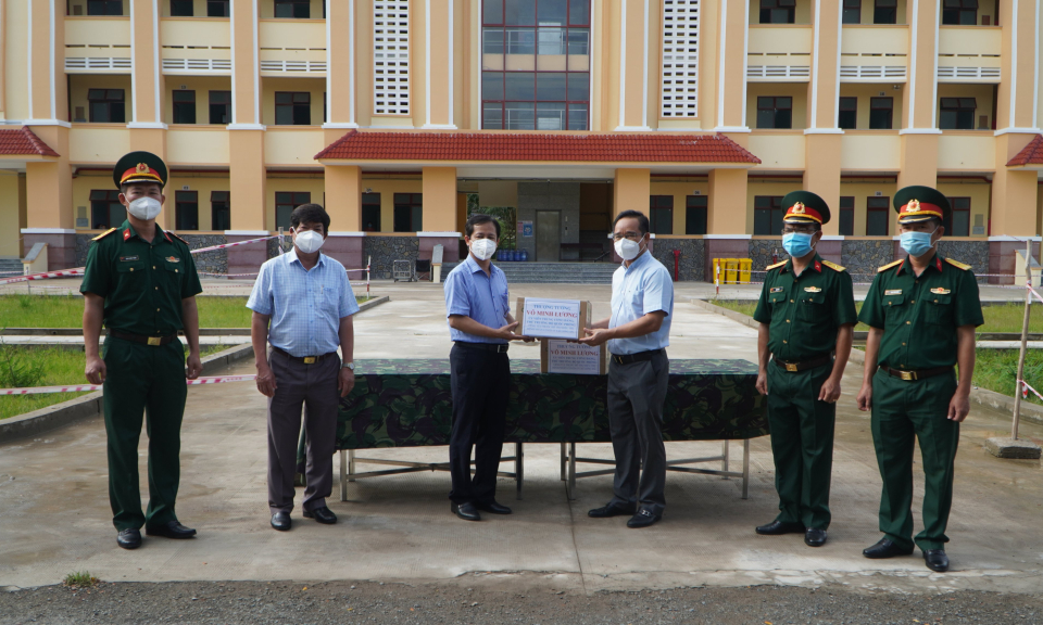 Bí thư Tỉnh ủy Nguyễn Văn Được thăm, tặng quà Bệnh viện dã chiến số 15