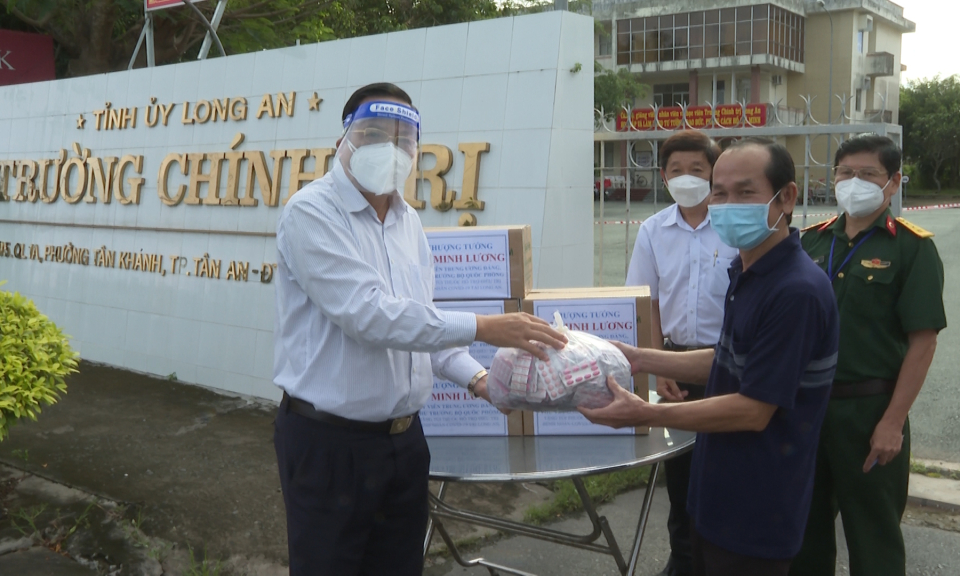 Phó Chủ tịch UBND tỉnh Nguyễn Minh Lâm trao túi thuốc hỗ trợ điều trị bệnh nhân COVID-19