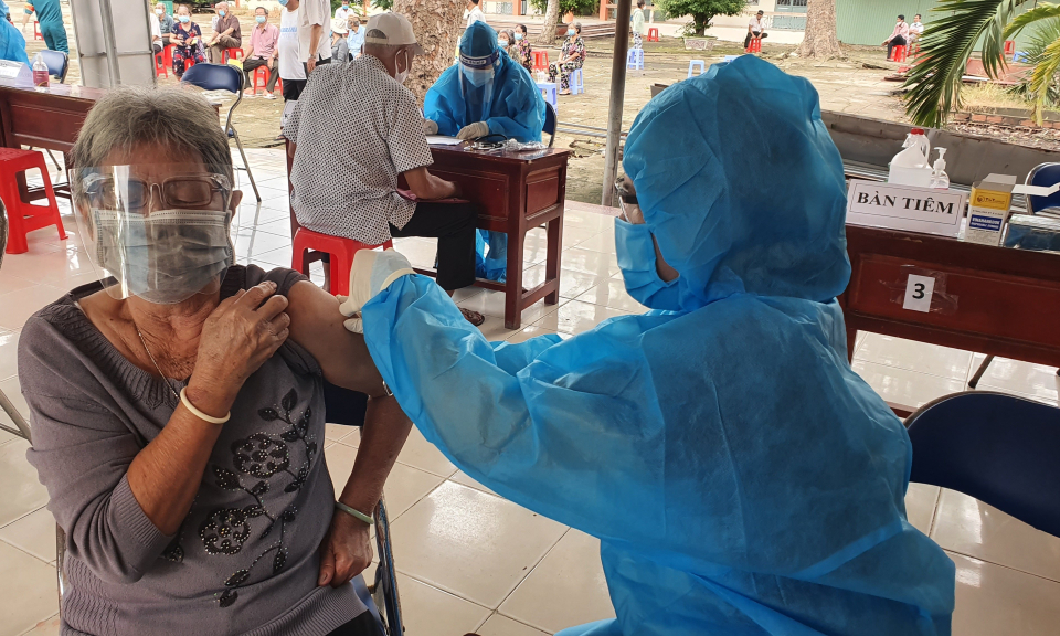 TX Kiến Tường, Tân Hưng: Tiêm vắc-xin phòng COVID-19 cho tòan dân