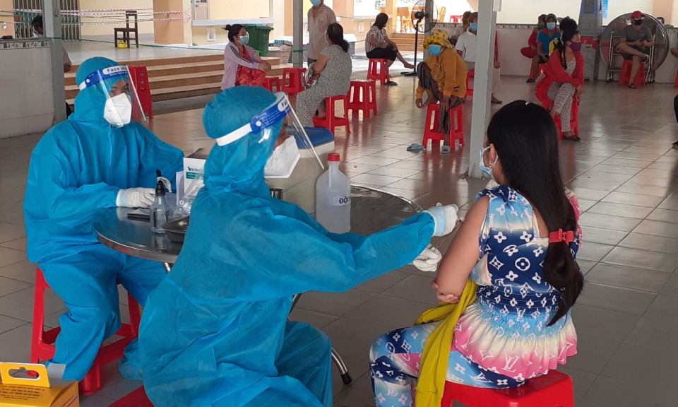 Người dân TP Tân An hưởng ứng tiêm vắc xin Vero Cell của Sinopharm