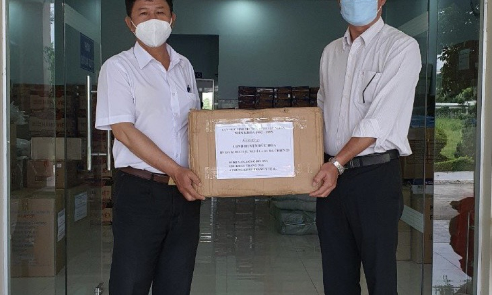 Đức Hòa: Trao tặng vật tư y tế cho tuyến đầu chống dịch