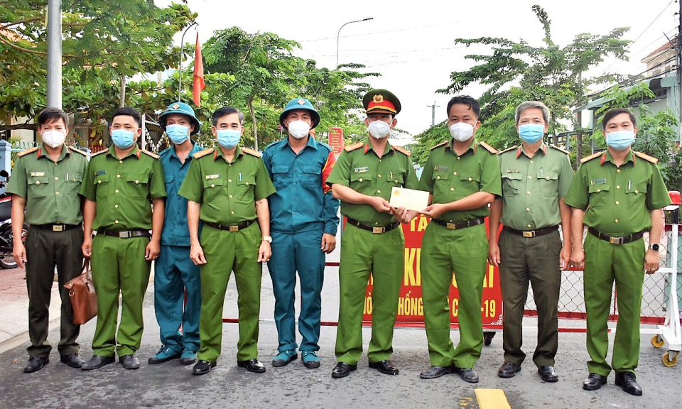 Thăm, tặng quà lực lượng phòng, chống dịch Công an huyện Cần Đước
