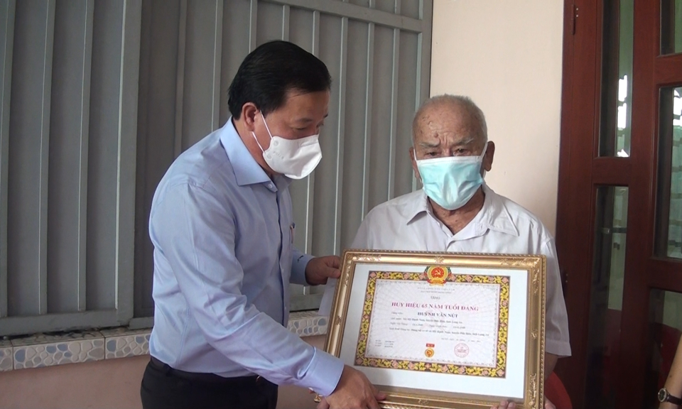 Long An: Trao huy hiệu Đảng cho đảng viên cao niên