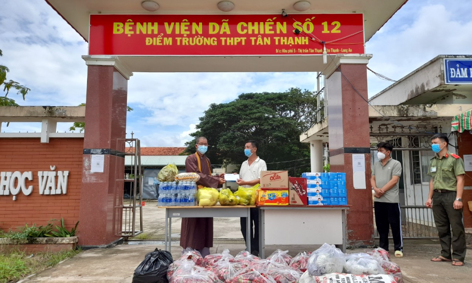 Tân Thạnh: Thăm, tặng quà lực lượng tuyến đầu tại Bệnh viện dã chiến 12 và chốt kiểm soát dịch bệnh