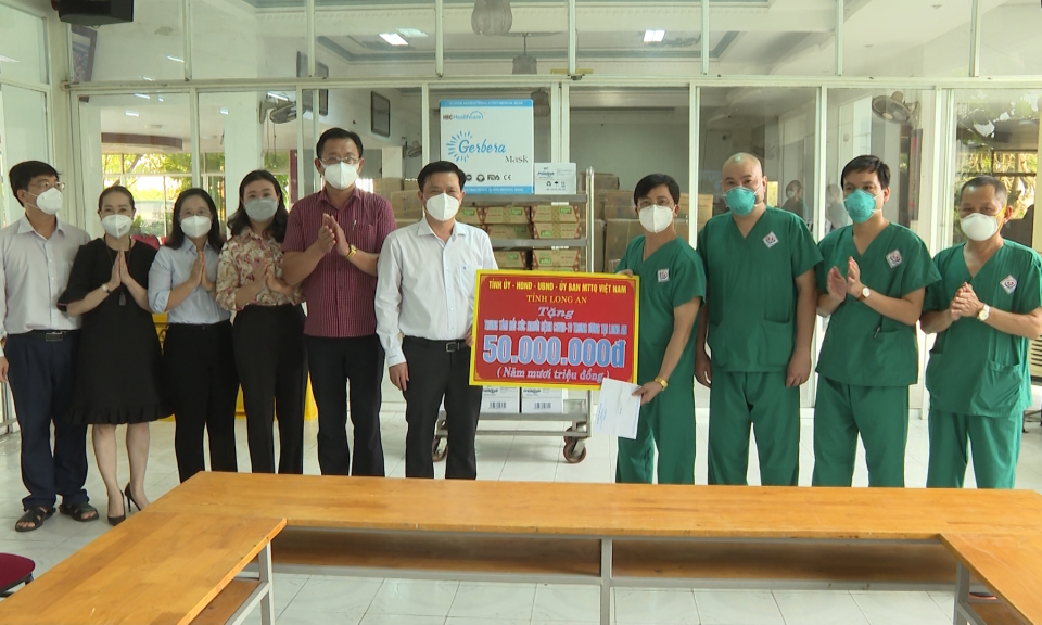 Thăm, tặng quà Trung tâm hồi sức người bệnh COVID-19 Trung ương tại Long An