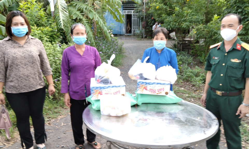 BCHQS huyện Tân Hưng tặng quà cho hộ khó khăn mùa dịch