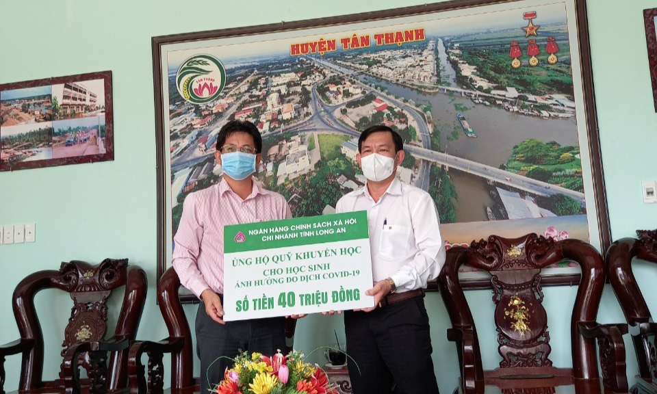 Trao tiền ủng hộ cho học sinh bị ảnh hưởng do dịch COVID-19 tại huyện Tân Thạnh