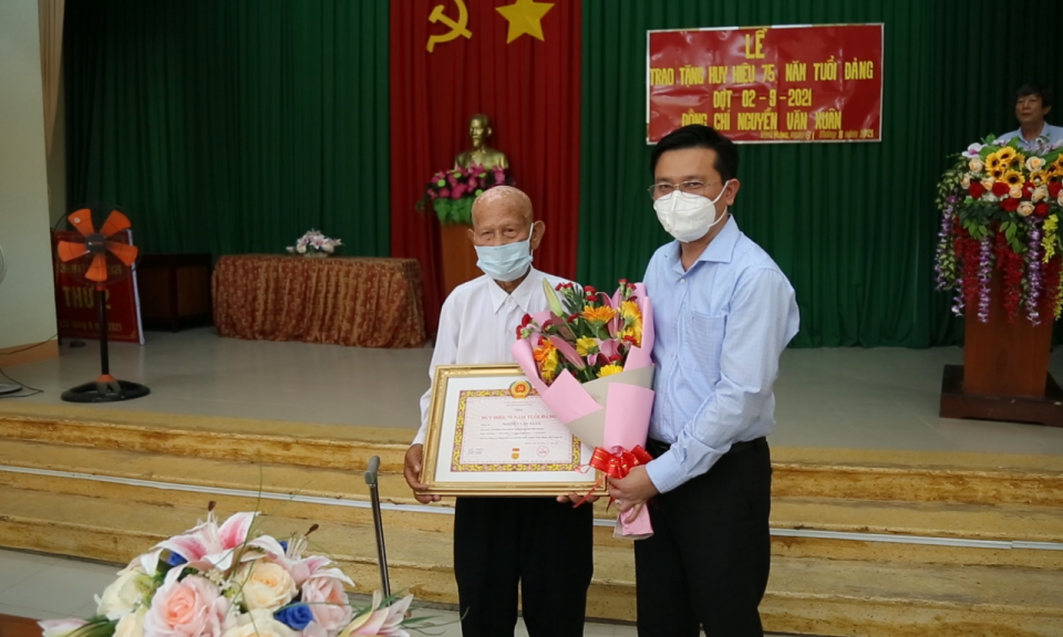 Vĩnh Hưng, Cần Đước: Trao huy hiệu Đảng cho đảng viên cao niên