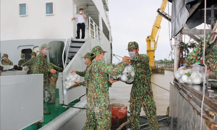 Hải quân vùng 2 hỗ trợ Đồng Tháp vận chuyển nông sản đi TP Hồ Chí Minh tiêu thụ