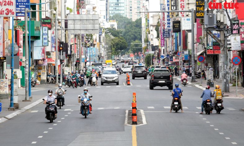 TP Hồ Chí Minh: Người dân &#8216;vùng xanh&#8217; ra đường tăng nhưng không nhiều