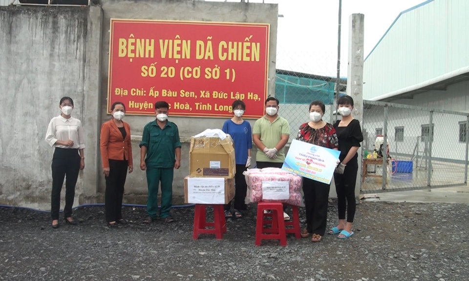 Đức Hòa: Trao quà cho phụ nữ đang điều trị tại các bệnh viện COVID-19