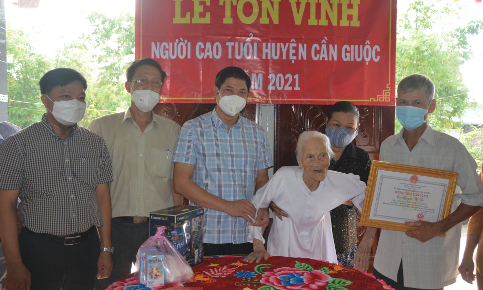 Cần Giuộc: Thăm tặng quà, chúc thọ người cao tuổi