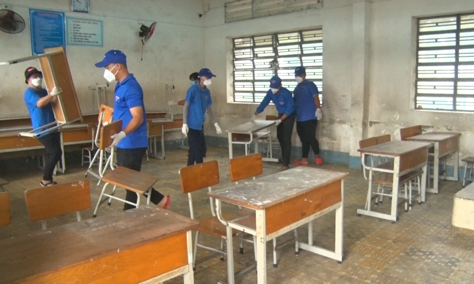 Đức Hòa: Khử khuẩn các trường học chuẩn bị cho năm học mới
