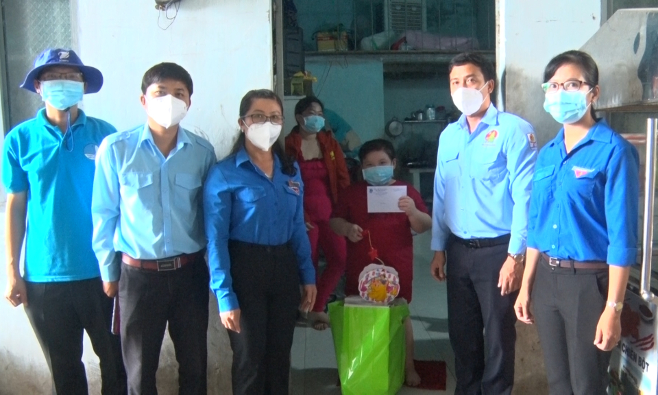 Trao tặng học bổng cho 10 trẻ em mồ côi cha mẹ do đại dịch COVID-19 tại huyện Đức Hòa