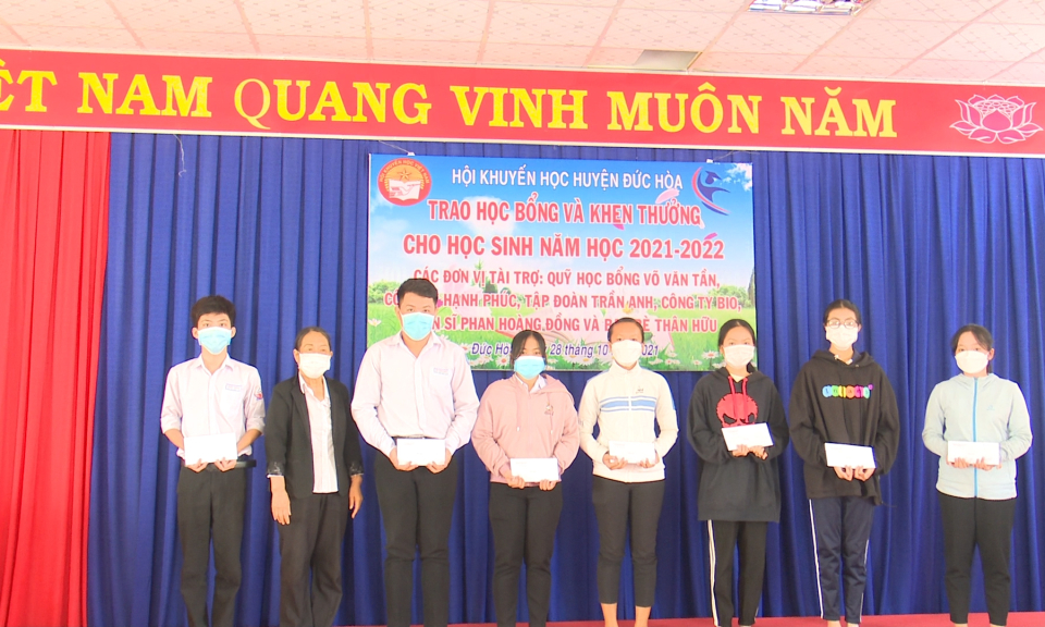 Đức Hòa : Trao tặng học bổng dài hạn cho các em học sinh có hoàn cảnh khó khăn