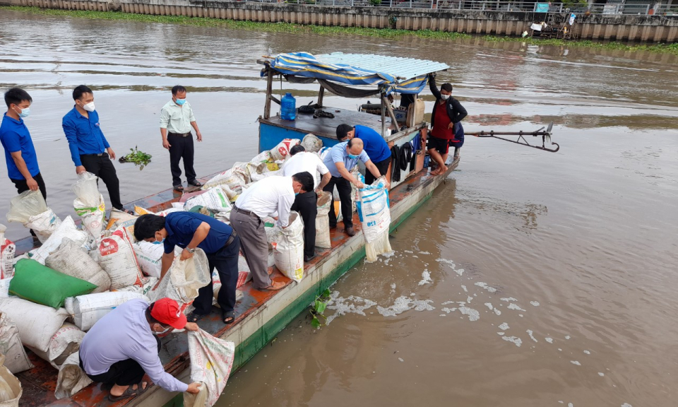 Tân Thạnh: Thả cá giống tái tạo nguồn lợi thủy sản bảo vệ môi trường sinh thái