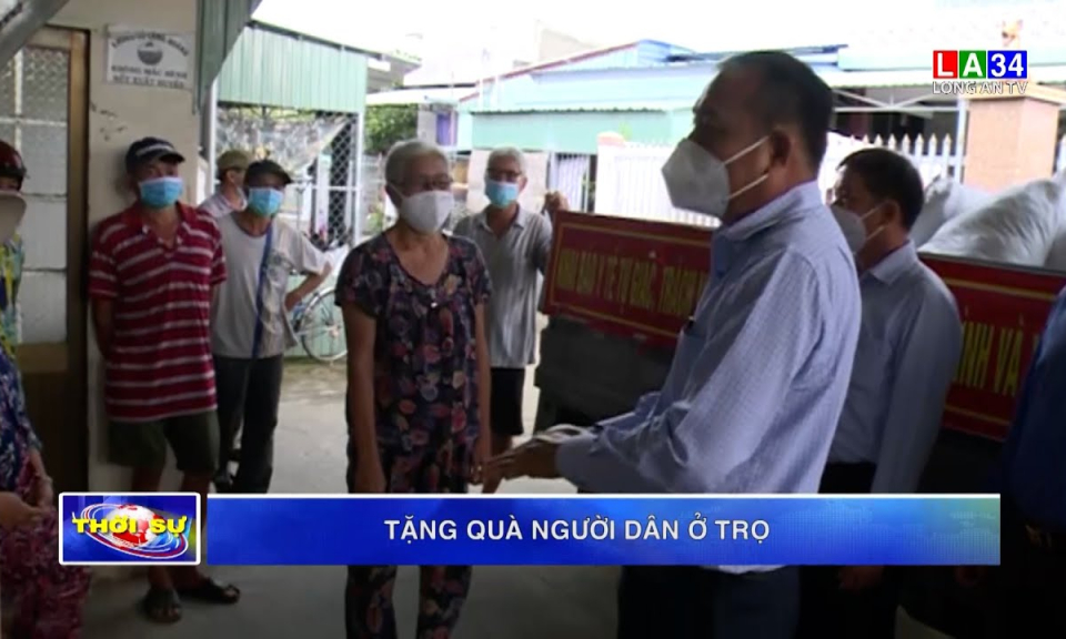 Tặng quà người dân ở trọ