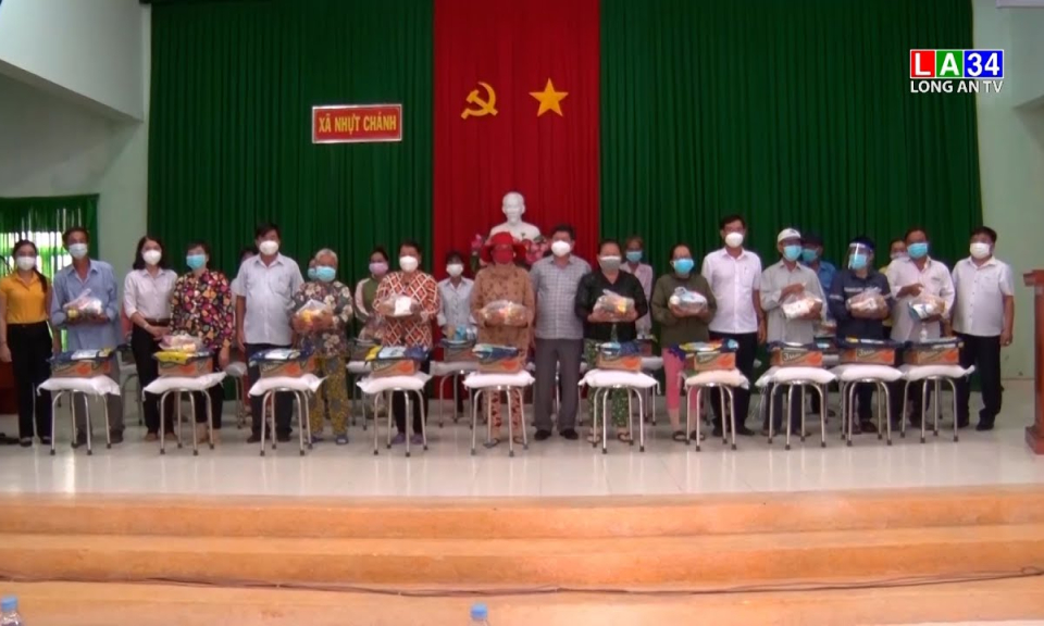 Trao tặng quà cho hộ nghèo, cận nghèo, công nhân có hoàn cảnh khó khăn