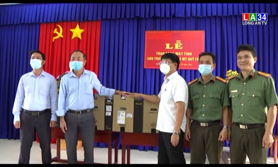 Công an tỉnh Long An tặng 5 bộ máy tính cho trường tiểu học Mỹ Quý Tây