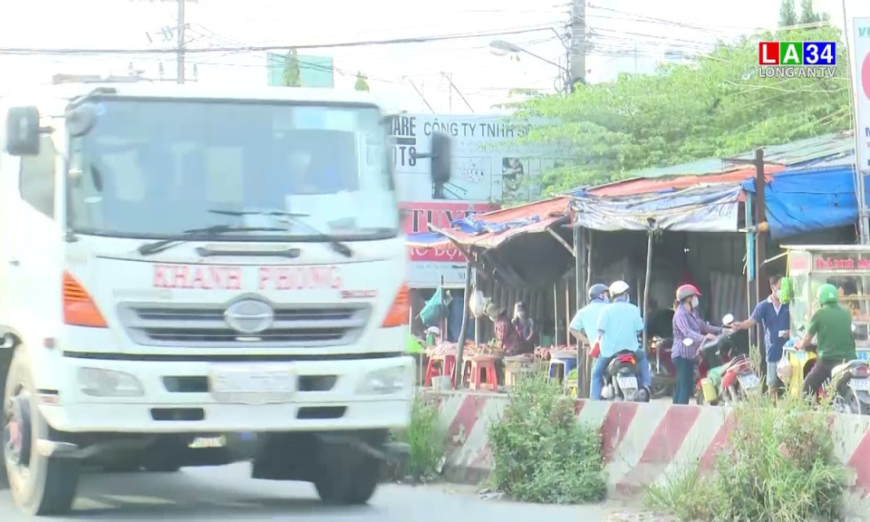 Lãnh đạo huyện Đức Hòa kiểm tra lấn chiếm lòng lề đường, chợ tự phát