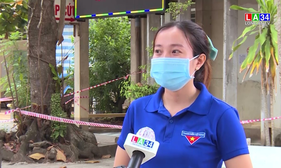 Màu áo xanh nơi bệnh viện dã chiến
