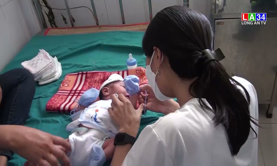 Tân Hưng phát hiện 1 trẻ sơ sinh bị bỏ rơi