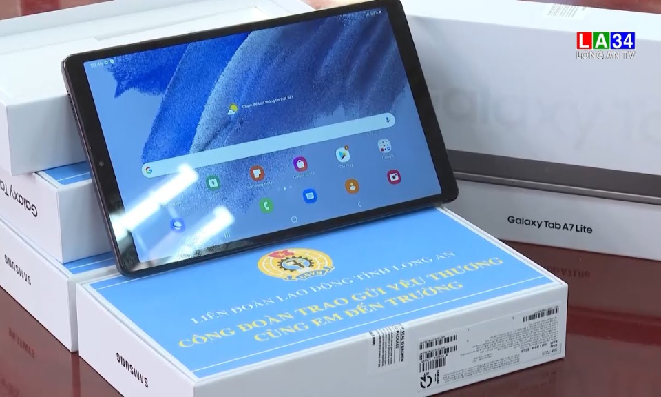 LĐLĐ tỉnh Long An tặng máy tính bảng cho con công nhân viên chức lao động tử vong do Covid-19