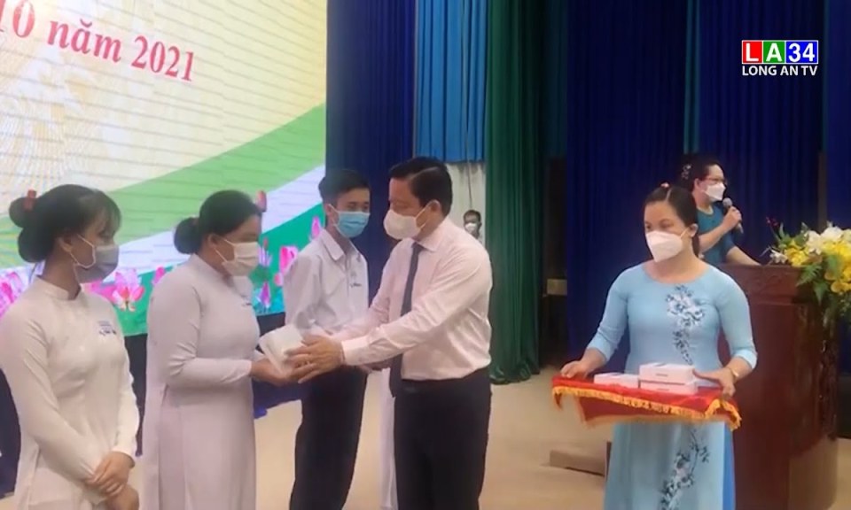 Lễ trao tặng máy tính cho học sinh có hoàn cảnh khó khăn