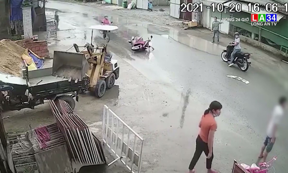 Người phụ nữ bị 2 tên cướp giật điện thoại kéo lên trên đường phố