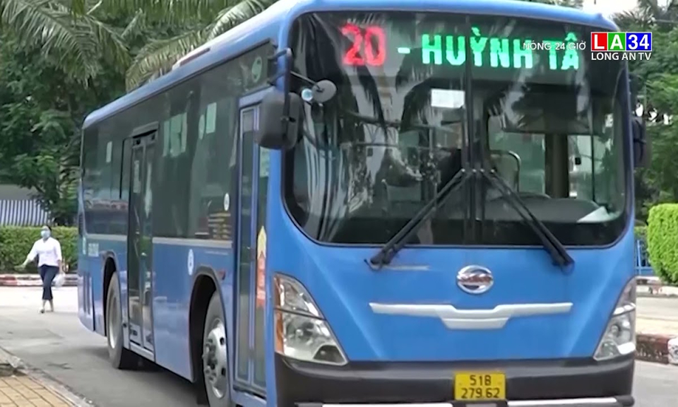 Ngày đầu hoạt động trở lại, xe buýt ở TP.HCM vắng khách